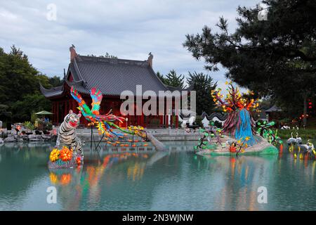 Figures illuminées au jardin chinois, Montréal, province de Québec, Canada Banque D'Images