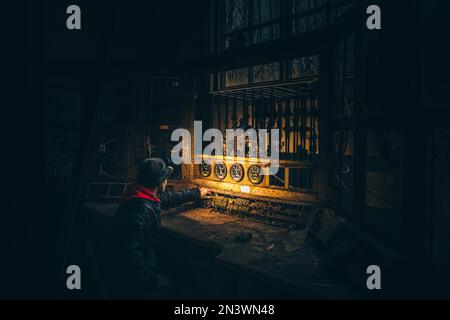 Ancienne chaudière en ruine d'un moulin à papier, homme assis au panneau de commande, Fabrick Lost Plase, Suède, Scandinavie Banque D'Images