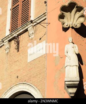 Signal de la Piazza Grande avec la célèbre statue de la Bonissima. Modène, Italie Banque D'Images