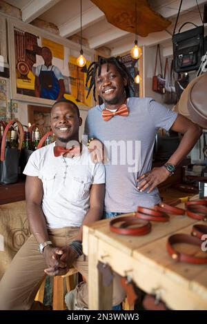 Hommes avec des noeuds en cuir, 28 et 29 ans, designers en cuir, Simons Town, Cape Peninsula, Afrique du Sud Banque D'Images