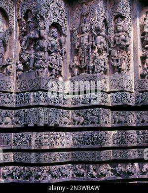Sculpture en pierre fine de 12th siècles au temple Hoysaleswara, Halebid, Karnataka, Inde du Sud, Inde, Asie Banque D'Images