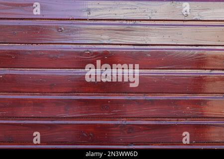 mur en bois rouge couleur argentée pour arrière-plan façade de planches en bois bordeaux Banque D'Images