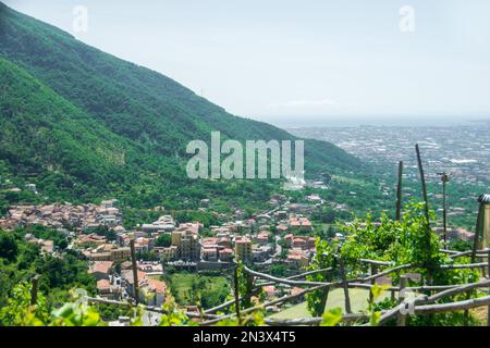 Vue sur le chemin de Maiori, côte amalfitaine, Italie Banque D'Images