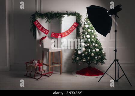 Belle zone photo avec équipement professionnel et arbre de Noël décoré Banque D'Images