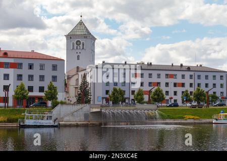 JELGAVA, LETTONIE - 20 SEPTEMBRE 2022 : vue sur la ville avec ponts sur la rivière Banque D'Images