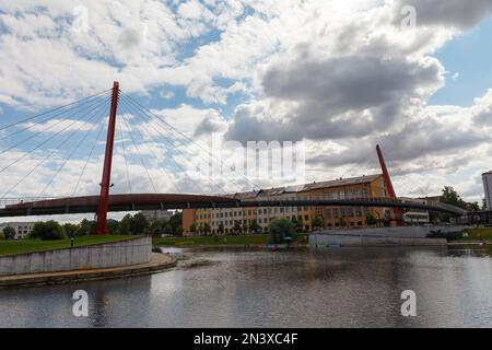 JELGAVA, LETTONIE - 20 SEPTEMBRE 2022 : vue sur la ville avec ponts sur la rivière Banque D'Images