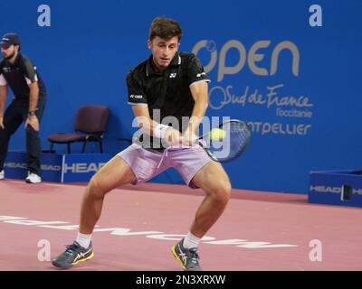 Montpellier, France - 7 février 2023, Luca Nardi (ITA) en action contre Arthur Rinderknech (FRA) lors de l'Open Sud de France 2023, tournoi de tennis ATP 250 sur 7 février 2023 au Sud de France Arena à Pérols près de Montpellier, France - photo Patrick Cannaux / DPPI Banque D'Images