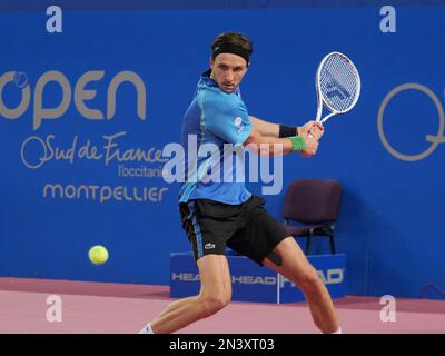 Montpellier, France - 7 février 2023, Arthur Rinderknech (FRA) en action contre Luca Nardi (ITA) pendant l'Open Sud de France 2023, ATP 250 tournoi de tennis sur 7 février 2023 à l'Arena Sud de France à Pérols près de Montpellier, France - photo Patrick Cannaux / DPPI Banque D'Images