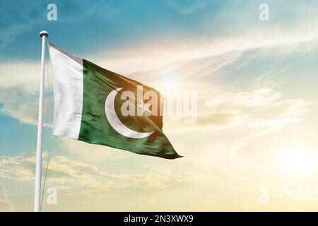 le pakistan agite le drapeau dans un ciel magnifique. Banque D'Images