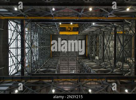 Vue sur les baies hautes à l'intérieur du bâtiment d'assemblage de véhicules (VAB) du Kennedy Space Center de la NASA Banque D'Images