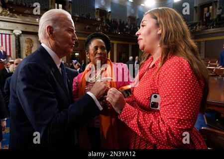 Washington. 7th févr. 2023. Le président Joe Biden s'entretient avec la Représentante Lucy McBath, D-GA, en tant que Représentante Sheila Jackson Lee, D-Texas, après l'allocution de l'État de l'Union à une session conjointe du Congrès au Capitole, le mardi 7 février 2023, à Washington. Credit: Jacqueline Martin/Pool via CNP/dpa/Alay Live News Banque D'Images