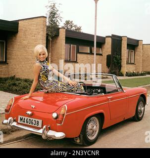 Dans le 1960s. Actrice, modèle Janet Ågren, née le 6 avril 1949. Photographié à Landskrona où elle est née dans son MG MGB une voiture de sport deux portes fabriquée de 1962 à 1980 par la British Motor Corporation BMC. Banque D'Images