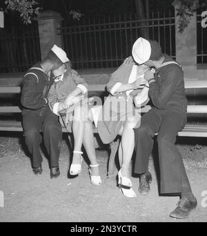 1940s marins en congé de rivage. Marins américains à Stockholm. Les deux navires de guerre américains Houston et Perry sont ancrés dans le port et les marins ont rencontré des filles suédoises et passent la soirée avec elle se terminant baiser. Suède 1946 réf. U148-6 Banque D'Images