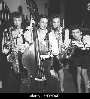 Dans le 1940s. Un groupe de quatre jeunes femmes jouant de la musique. Suède 1946 Kristoffersson réf. R97-1 Banque D'Images