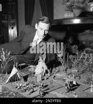 Jouets dans le 1940s. Un homme sur le sol jouant avec des figures de peuples autochtones américains, à l'époque appelés indiens. Les chiffres ont été fabriqués principalement par les sociétés allemandes Elastolin et Lineol, la différence étant la base de la sorcière sur laquelle les chiffres ont été montés. L'élastiline avait une base rectangulaire. Suède 1943 Kristoffersson réf. B20-5 Banque D'Images