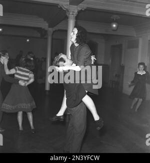 Danse jitterbug. Une danse popularisée aux États-Unis et propagée par des soldats et des marins américains dans le monde entier pendant la deuxième guerre mondiale. Photo ici le boxeur Olle Tandberg lors de la danse Jitterbug 1944. Kristoffersson réf. L3-5 Banque D'Images