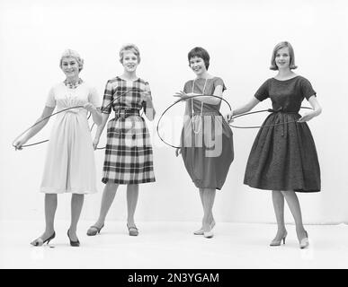 Dans le 1950s. Hula boucle pour femmes. Une folie qui a culminé en 1958 avec quelque 20 millions de bagues de hula vendues en moins de quatre mois aux États-Unis. Suède 1958. Réf. BV18-6 Banque D'Images
