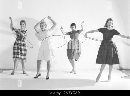 Dans le 1950s. Hula boucle pour femmes. Une folie qui a culminé en 1958 avec quelque 20 millions de bagues de hula vendues en moins de quatre mois aux États-Unis. Suède 1958 réf. BV18-7 Banque D'Images