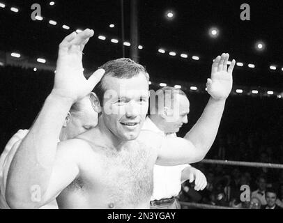 Ingemar Johansson. Boxeur professionnel suédois. Né le 22 septembre 1932 au 30 janvier 2009. Photo 26 juni 1959 après avoir remporté le titre de champion du monde de poids lourd et battu Floyd Patterson au Yankee Stadium New York États-Unis. Réf. BV23-1 Banque D'Images