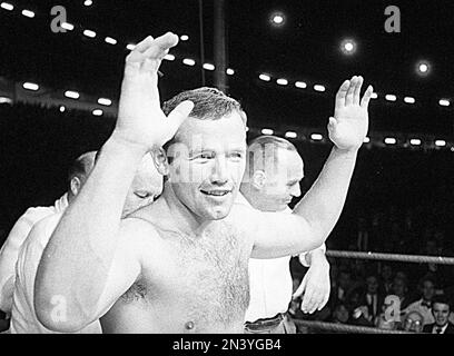 Ingemar Johansson. Boxeur professionnel suédois. Né le 22 septembre 1932 au 30 janvier 2009. Photo 26 juni 1959 après avoir remporté le titre de champion du monde de poids lourd et battu Floyd Patterson au Yankee Stadium New York États-Unis. Réf. BV23-1 Banque D'Images