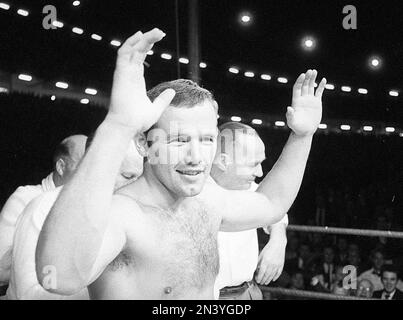 Ingemar Johansson. Boxeur professionnel suédois. Né le 22 septembre 1932 au 30 janvier 2009. Photo 26 juni 1959 après avoir remporté le titre de champion du monde de poids lourd et battu Floyd Patterson au Yankee Stadium New York États-Unis. Réf. BV23-1 Banque D'Images