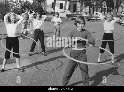 Dans le 1950s. Enfants Hula Hooping. Une folie qui a culminé en 1958 avec quelque 20 millions de bagues de hula vendues en moins de quatre mois aux États-Unis. Suède 1958 Banque D'Images