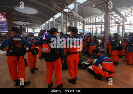 Istanbul, Istanbul, Turquie. 8th févr. 2023. Les membres d'une équipe de secours japonaise à l'aéroport d'Istanbul attendent le départ de leur vol pour une ville endommagée, après des tremblements de terre et des répliques mortelles qui ont causé des milliers de morts et d'innombrables blessures en Turquie et en Syrie. Le séisme de magnitude 7,8 a causé d'énormes destructions dans les villes de Turquie et de Syrie, avec plus de dizaines de pays dont le Japon, le Royaume-Uni, les États-Unis, la Chine, Taiwan, La Russie, l'Italie et plus envoient des aides, des fournitures médicales et humanitaires dans les zones touchées. (Credit image: © Daniel Cing Shou-Yi/Z Banque D'Images