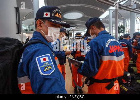 Istanbul, Istanbul, Turquie. 8th févr. 2023. Les membres d'une équipe de secours japonaise à l'aéroport d'Istanbul attendent le départ de leur vol pour une ville endommagée, après des tremblements de terre et des répliques mortelles qui ont causé des milliers de morts et d'innombrables blessures en Turquie et en Syrie. Le séisme de magnitude 7,8 a causé d'énormes destructions dans les villes de Turquie et de Syrie, avec plus de dizaines de pays dont le Japon, le Royaume-Uni, les États-Unis, la Chine, Taiwan, La Russie, l'Italie et plus envoient des aides, des fournitures médicales et humanitaires dans les zones touchées. (Credit image: © Daniel Cing Shou-Yi/Z Banque D'Images