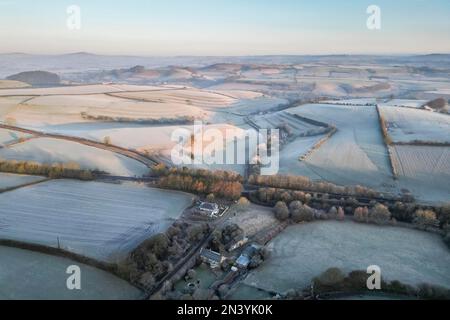 Uploders, Dorset, Royaume-Uni. 8th février 2023. Vue depuis l'air des champs couverts de gel blanc aux Uploders à Dorset, un matin gelé clair peu après le lever du soleil après une nuit de températures glaciales. Crédit photo : Graham Hunt/Alamy Live News Banque D'Images