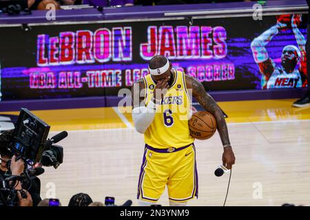 Los Angeles, États-Unis. 07th févr. 2023. Los Angeles Lakers en avant, LeBron James célèbre après avoir marqué pour passer à Kareem Abdul-Jabbar et devenir le meilleur buteur de la NBA lors d'un match de basket-ball de la NBA contre le tonnerre d'Oklahoma City. Crédit : SOPA Images Limited/Alamy Live News Banque D'Images