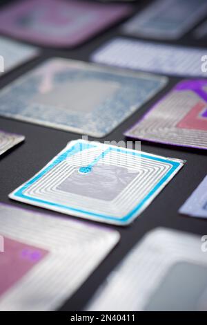 Balises RFID sur une table Banque D'Images