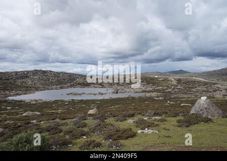 Une photo panoramique d'un petit lac dans le parc national de Daocheng Yading, Sichuan, Chine Banque D'Images