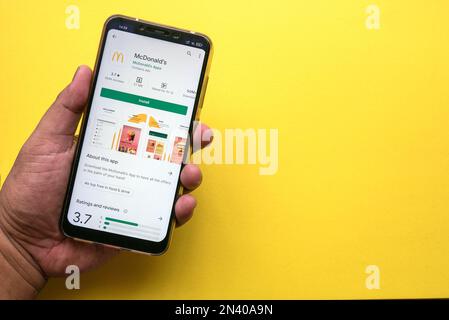 KULIM, MALAISIE - VERS AOÛT 2021 : Un téléphone mobile avec une application de McDonald's sur un Android Play Store. Banque D'Images