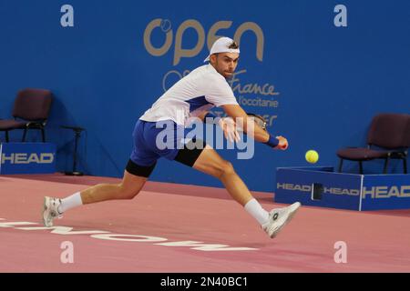 PEROLS, France. 7th février 2023. Benjamin Bonzi (FRA) en action contre Lorenzo Sonego (ITA) lors de l'Open Sud de France 2023, ATP 250 tournoi de tennis sur 7 février 2023 au Sud de France Arena à Perols près de Montpellier, France - photo: Patrick Cannaux/DPPI/LiveMediaAlamy Live News Banque D'Images