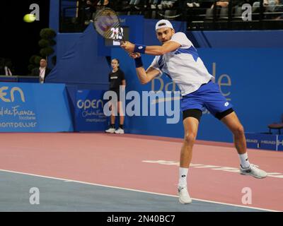 PEROLS, France. 7th février 2023. Benjamin Bonzi (FRA) en action contre Lorenzo Sonego (ITA) lors de l'Open Sud de France 2023, ATP 250 tournoi de tennis sur 7 février 2023 au Sud de France Arena à Perols près de Montpellier, France - photo: Patrick Cannaux/DPPI/LiveMediaAlamy Live News Banque D'Images