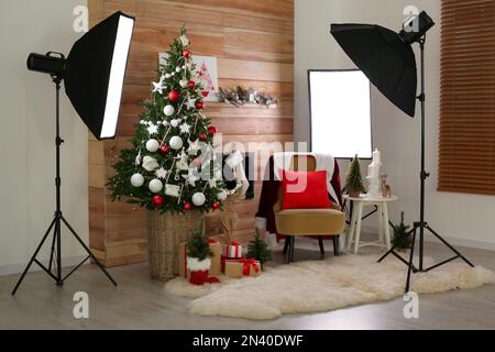 Belle zone photo avec équipement professionnel et arbre de Noël décoré Banque D'Images