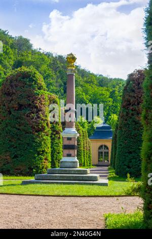 Vue d'été sur le jardin du château avec un monument à Weesenstein, Allemagne Banque D'Images