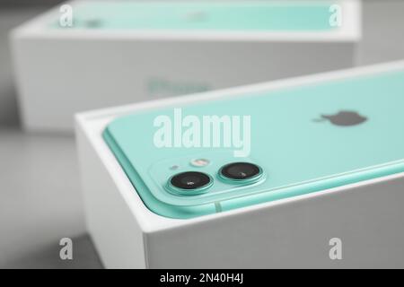 MYKOLAIV, UKRAINE - 10 JUILLET 2020: Nouveau moderne iPhone 11 Vert dans la boîte originale, gros plan Banque D'Images