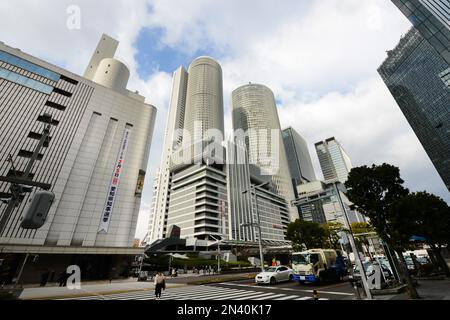 Gratte-ciels modernes autour de la gare de Nagoya au Japon. Banque D'Images