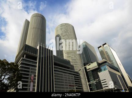 Gratte-ciels modernes autour de la gare de Nagoya au Japon. Banque D'Images