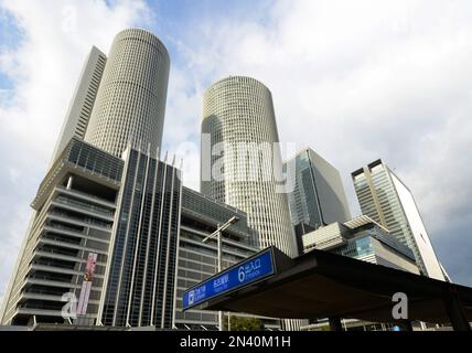 Gratte-ciels modernes autour de la gare de Nagoya au Japon. Banque D'Images