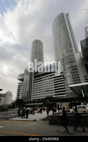 Gratte-ciels modernes autour de la gare de Nagoya au Japon. Banque D'Images