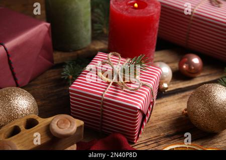 Composition avec boîte cadeau magnifiquement enveloppée sur table en bois Banque D'Images