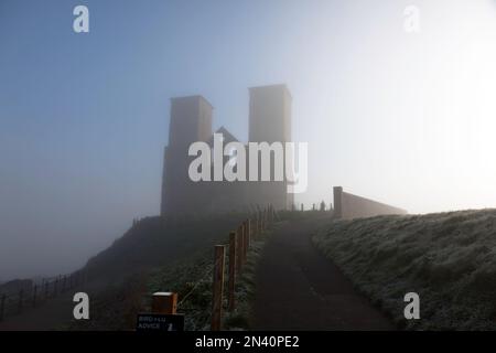 Les vestiges de l'église Sainte-Marie dans le brouillard glacial tôt le matin, à Reculver Country Park, Thanet, Kent Banque D'Images