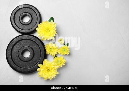 8 mars carte de voeux avec fleurs de chrysanthème, plaques de poids et espace pour le texte sur fond gris clair, plat. International Women's da Banque D'Images