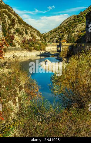 Aperçu de la centrale hydroélectrique de Sagittario, c'est une centrale de bassin, alimentée par le réservoir de San Domenico. Villalago, province de l'Aquila, Abruzzes, Italie Banque D'Images