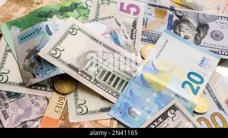 Historique des différents billets de dollars, euros, roubles, roubles biélorusses et autres devises. Banque D'Images