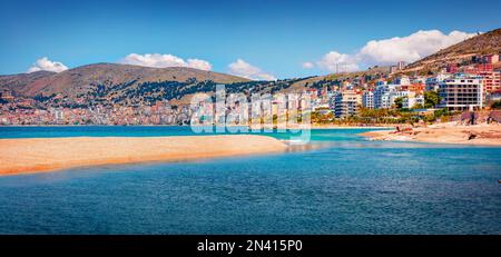 Rivière Azure qui coule dans la mer. Paysage urbain de printemps panoramique du port de Saranda. Incroyable paysage marin Ioninan. Scène matinale colorée d'Albanie, Europe. Trave Banque D'Images