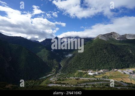 Les montagnes couvertes de nuages dans le parc national de Daocheng Yading, Sichuan, Chine. Banque D'Images