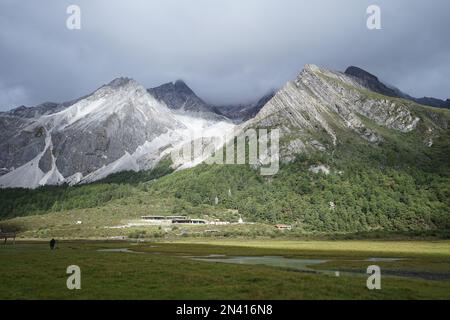 Les montagnes couvertes de nuages dans le parc national de Daocheng Yading, Sichuan, Chine. Banque D'Images